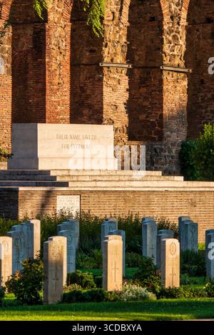 Pietra commemorativa nel cimitero di guerra di Roma, in Italia, con l'iscrizione "il loro nome vita per Evermore". Foto Stock