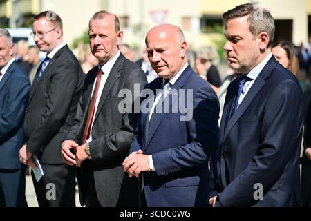 Berlino, Germania. 13 agosto 2025. Kai Wegner (CDU, 2° da destra), sindaco direttivo di Berlino, prende parte ad una cerimonia di posa delle ghirlande al Wall Memorial all'angolo tra Ackerstrasse e Bernauer Strasse con altri partecipanti. Crediti: Sebastian Christoph Gollnow/dpa/Alamy Live News Foto Stock