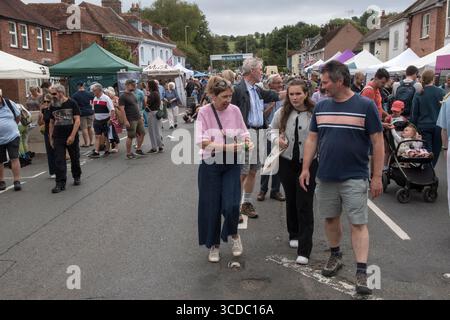 Stockbridge Trout N annuale sulle persone del festival. La famiglia passeggia lungo High Street senza traffico. Si tratta di un'esperienza di shopping, prodotti locali, tende per stallholder d'arte e artigianato, le loro piazzole fiancheggiano la vecchia e ampia strada per gli allevatori di pecore e bovini. Valle di prova. Stockbridge, Hampshire, Inghilterra 2015 UK 2020s HOMER SYKES Foto Stock
