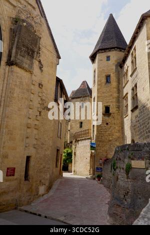 Strade di Sarlat intorno a Place Jacque Boissarie Sarlat-la-Caneda Perigord Francia Foto Stock