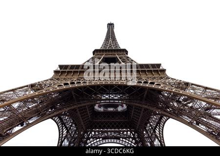 La vista del reticolo in ferro battuto della Torre Eiffel si erge audacemente contro il cielo bianco, il suo design intricato che testimonia l'ingegnosità architettonica, Parigi, Île-de-France, Francia. Foto Stock