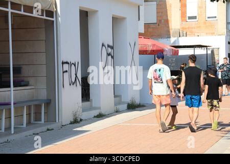 Igrane, 07.08.2025 - Graffiti su una casa a Igrane vicino Makarska i cui proprietari sono cittadini polacchi Igrane, Croazia, 070825. Graffiti su una casa nella città di Igrane vicino a Makarska, i cui proprietari sono cittadini polacchi che hanno picchiato un uomo locale che in seguito è morto pochi giorni fa. Foto: IVO Ravlic / CROPIX Copyright: XxIvoxRavlicx grafiti igrane13-070825 Foto Stock
