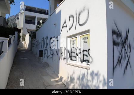 Igrane, 07.08.2025 - Graffiti su una casa a Igrane vicino Makarska i cui proprietari sono cittadini polacchi Igrane, Croazia, 070825. Graffiti su una casa nella città di Igrane vicino a Makarska, i cui proprietari sono cittadini polacchi che hanno picchiato un uomo locale che in seguito è morto pochi giorni fa. Foto: IVO Ravlic / CROPIX Copyright: XxIvoxRavlicx grafiti igrane10-070825 Foto Stock