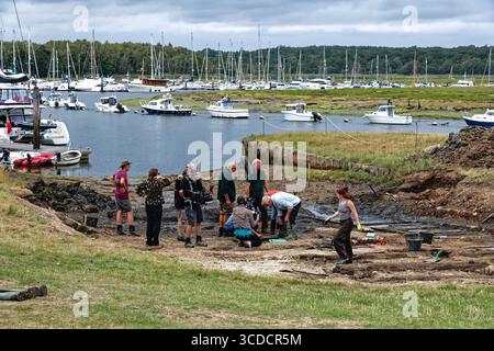 Uno scalo del XVIII secolo a Bucklers Hard vicino al fiume Beaulieu dove furono costruite navi da guerra della Royal Navy, scavate dagli archeologi Hampshire UIK Foto Stock
