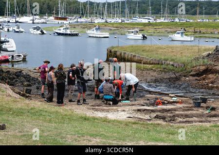Uno scalo del XVIII secolo a Bucklers Hard vicino al fiume Beaulieu dove furono costruite navi da guerra della Royal Navy, scavate dagli archeologi Hampshire UIK Foto Stock