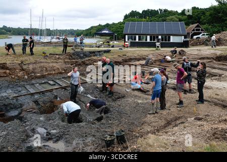 Uno scalo del XVIII secolo a Bucklers Hard vicino al fiume Beaulieu dove furono costruite navi da guerra della Royal Navy, scavate dagli archeologi Hampshire UIK Foto Stock