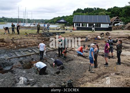 Uno scalo del XVIII secolo a Bucklers Hard vicino al fiume Beaulieu dove furono costruite navi da guerra della Royal Navy, scavate dagli archeologi Hampshire UIK Foto Stock