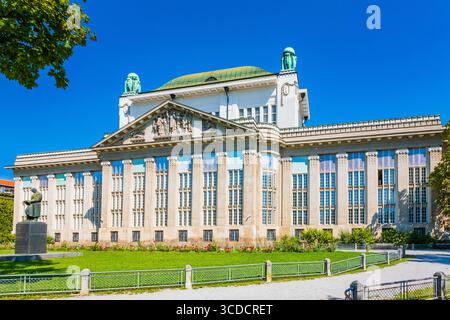 Edificio dell'Archivio di Stato Nazionale Croato a Zagabria, Croazia. Vecchia biblioteca universitaria. Foto Stock