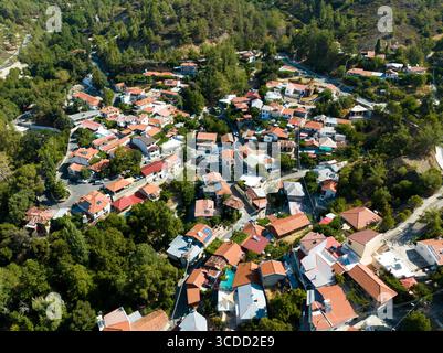 Vista aerea del Villaggio fini (Foini), dei Monti Troodos, del Distretto di Limassol, della Repubblica di Cipro Foto Stock