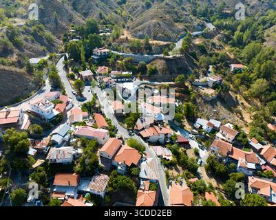 Vista aerea del Villaggio fini (Foini), dei Monti Troodos, del Distretto di Limassol, della Repubblica di Cipro Foto Stock