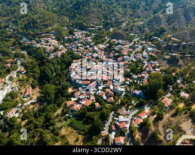 Vista aerea del Villaggio fini (Foini), dei Monti Troodos, del Distretto di Limassol, della Repubblica di Cipro Foto Stock