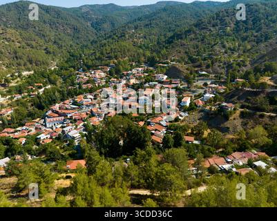 Vista aerea del Villaggio fini (Foini), dei Monti Troodos, del Distretto di Limassol, della Repubblica di Cipro Foto Stock