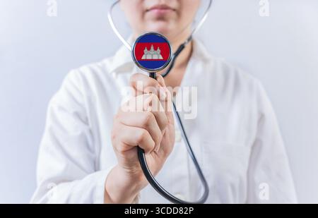Medico donna con stetoscopio con bandiera cambogiana. Sistema sanitario nazionale della Cambogia Foto Stock