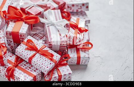 Varie scatole di Natale modello e formato poste su sfondo bianco. Avvolti in carta per le feste. Concetto di tema Xsma. Disposizione piatta Foto Stock