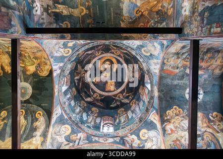 Mary Peribleptos è una chiesa ortodossa medievale del XIII secolo, situata nella città di Ocrida, Macedonia del Nord. Foto Stock