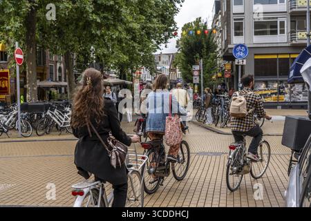 In bicicletta nel centro di Groninga, città vecchia, Paesi Bassi Foto Stock
