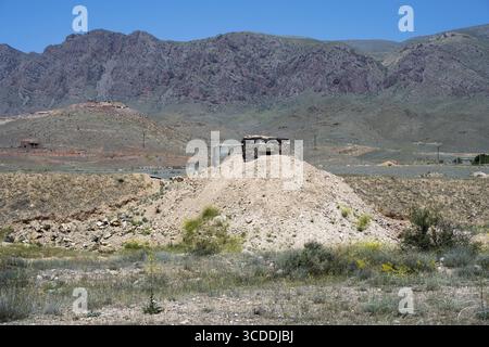 Bunker dall'aspetto abbandonato su una collina in un paesaggio montuoso, abbraccio al confine con l'enclave azera di Nakhchivan, Nakhchivan, m2, Armen Foto Stock