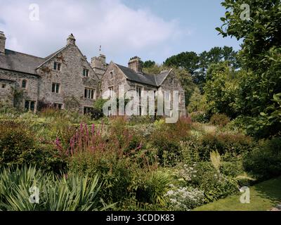 Cotehele è una casa medievale e giardini con aggiunte Tudor, situata nella parrocchia di Calstock, nella parte orientale della Cornovaglia, Inghilterra Foto Stock