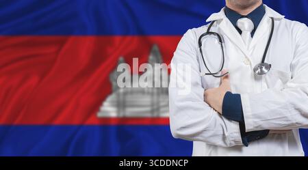 Medico maschile con stetoscopio sulla bandiera della Cambogia. Medico con stetoscopio sulla bandiera della Cambogia Foto Stock