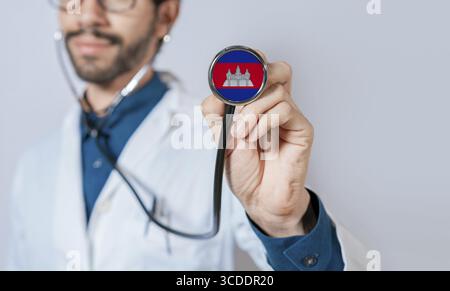 Medico con stetoscopio con bandiera cambogiana. Concetto di salute e assistenza in Cambogia, bandiera cambogiana su stetoscopio Foto Stock