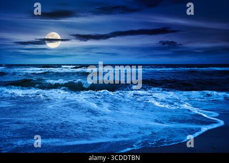 spettacolare vista sul mare con cielo sovrastante l'orizzonte di notte. un disastro per le vacanze con un'atmosfera buia e tranquilla. bellezza e pericolo della natura sulla costa in Foto Stock