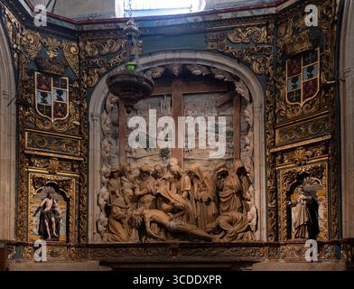 Santiago de Compostela, Spagna – 12 febbraio 2023: Intricata scultura in rilievo religioso raffigurante una scena biblica con figure in vesti, incastonata in un Foto Stock