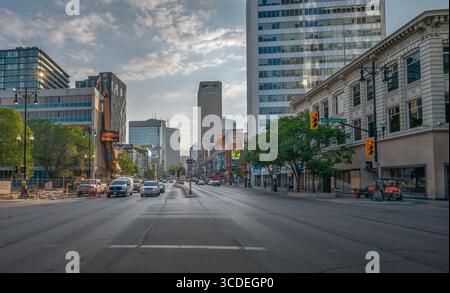 Winnipeg, Manitoba, Canada - 5 agosto 2025: Vista all'alba dell'incrocio tra Carlton Street e Portage Avenue Foto Stock