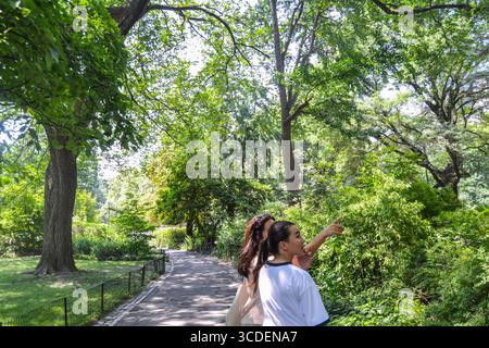 Donna e ragazza in visita a Central Park, New York Foto Stock