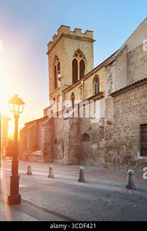 Chiesa di San Michele al tramonto, in Castiglia di Palencia e León, Spagna. Foto di alta qualità Foto Stock