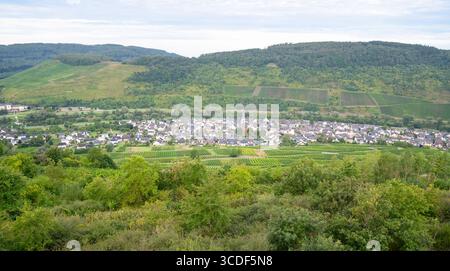 Zeltingen Rachtig Village, Mosella River, Bernkastel District, vista aerea sul paesaggio della valle della Mosella, montagna di vigneti, Renania Palatinato, Germa Foto Stock