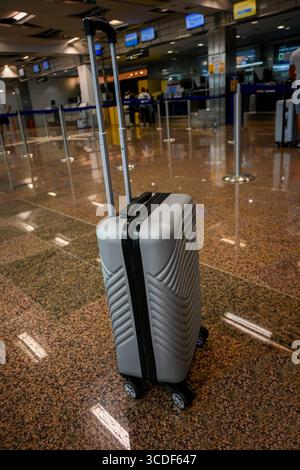 Moderno deposito bagagli presso il terminal dell'aeroporto vicino all'area check-in, pronto per il viaggio. Foto Stock