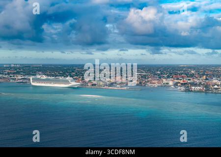 La splendida costa di Oranjestad, Aruba, vista dall'alto, mostra il suo vivace porto e il colorato paesaggio urbano. Foto Stock