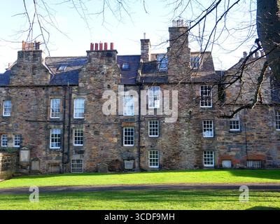 Sul retro di vecchi edifici in pietra su Candlemaker Row, visto dal cimitero Greyfriars Kirk di Edimburgo, Scozia, Regno Unito Foto Stock
