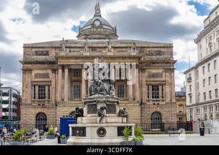 Nelson Monument a Liverpool di fronte al municipio Foto Stock