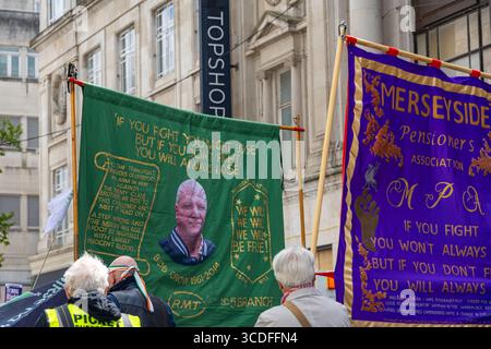 Dimostrazione per le strade di Liverpool Foto Stock