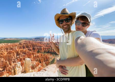 Bryce Canyon National Park, Utah, Stati Uniti, turisti escursionisti in posa nel canyon di bryce Foto Stock