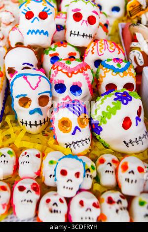 Scheletri di zucchero colorati in mostra a San Miguel de Allende, Messico, che celebrano le vivaci tradizioni di Día de los Muertos. Foto Stock