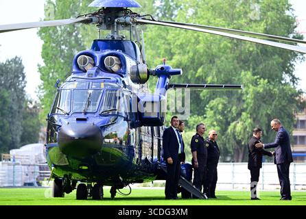 Berlino, Germania. 13 agosto 2025. Il Cancelliere federale Friedrich Merz (CDU, r) dà il benvenuto a Volodymyr Zelensky (2° da destra), Presidente dell'Ucraina, al suo arrivo nel giardino della Cancelleria federale. Credito: John MacDougall/AFP Pool/dpa/Alamy Live News Foto Stock