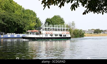 Windsor Baths Island e Promenade. Una piacevole e tranquilla fuga dall'affollato centro cittadino di Windsor, un bel posto ideale ideale per le giornate in famiglia, per fare un picnic o semplicemente per fare una pausa. Foto Stock