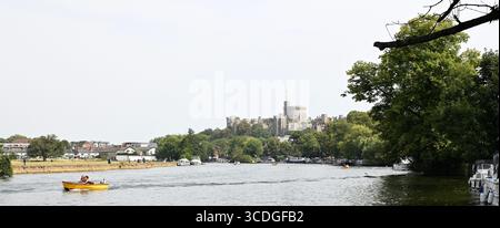 Windsor Baths Island e Promenade. Una piacevole e tranquilla fuga dall'affollato centro cittadino di Windsor, un bel posto ideale ideale per le giornate in famiglia, per fare un picnic o semplicemente per fare una pausa. Foto Stock