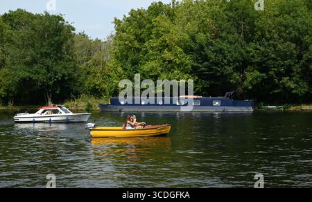 Windsor Baths Island e Promenade. Una piacevole e tranquilla fuga dall'affollato centro cittadino di Windsor, un bel posto ideale ideale per le giornate in famiglia, per fare un picnic o semplicemente per fare una pausa. Foto Stock