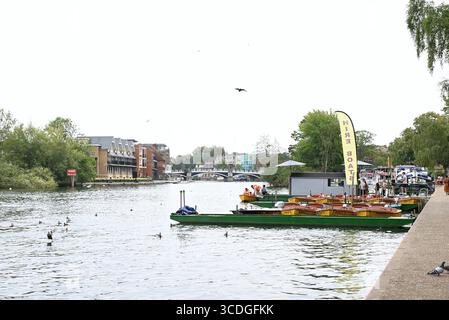 Windsor Baths Island e Promenade. Una piacevole e tranquilla fuga dall'affollato centro cittadino di Windsor, un bel posto ideale ideale per le giornate in famiglia, per fare un picnic o semplicemente per fare una pausa. Foto Stock