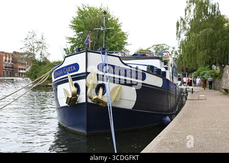 Windsor Baths Island e Promenade. Una piacevole e tranquilla fuga dall'affollato centro cittadino di Windsor, un bel posto ideale ideale per le giornate in famiglia, per fare un picnic o semplicemente per fare una pausa. Foto Stock