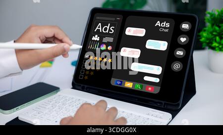 Marketing digitale, pubblicità sui social media e coinvolgimento dei clienti. Primo piano delle mani utilizzando lo stilo sul tablet con dashboard degli annunci online e chat Foto Stock