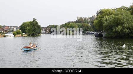 Windsor Baths Island e Promenade. Una piacevole e tranquilla fuga dall'affollato centro cittadino di Windsor, un bel posto ideale ideale per le giornate in famiglia, per fare un picnic o semplicemente per fare una pausa. Foto Stock