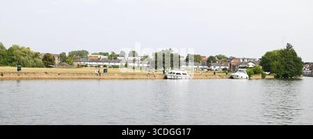 Windsor Baths Island e Promenade. Una piacevole e tranquilla fuga dall'affollato centro cittadino di Windsor, un bel posto ideale ideale per le giornate in famiglia, per fare un picnic o semplicemente per fare una pausa. Foto Stock