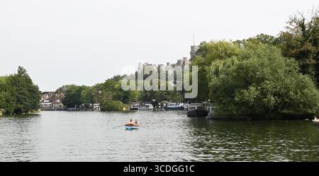 Windsor Baths Island e Promenade. Una piacevole e tranquilla fuga dall'affollato centro cittadino di Windsor, un bel posto ideale ideale per le giornate in famiglia, per fare un picnic o semplicemente per fare una pausa. Foto Stock