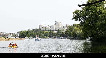 Windsor Baths Island e Promenade. Una piacevole e tranquilla fuga dall'affollato centro cittadino di Windsor, un bel posto ideale ideale per le giornate in famiglia, per fare un picnic o semplicemente per fare una pausa. Foto Stock