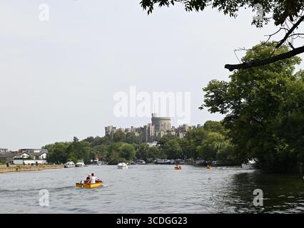 Windsor Baths Island e Promenade. Una piacevole e tranquilla fuga dall'affollato centro cittadino di Windsor, un bel posto ideale ideale per le giornate in famiglia, per fare un picnic o semplicemente per fare una pausa. Foto Stock