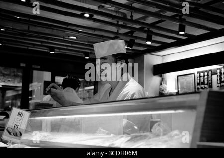 Sushi chef al lavoro in un ristorante tradizionale Asakusa a Tokyo Foto Stock
